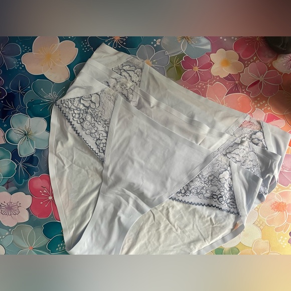 Simons/NWOT 3 pairs Lace laser-cut hipster - Picture 2 of 6